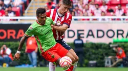 Darío Lezcano, de Juárez, y Luis Olivas, de Chivas.