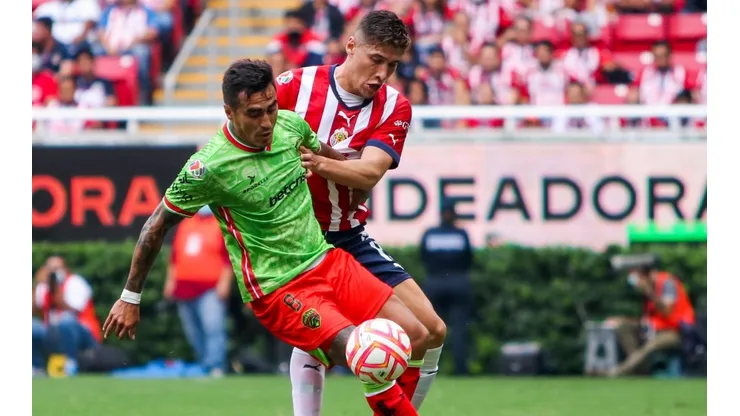 Darío Lezcano, de Juárez, y Luis Olivas, de Chivas.