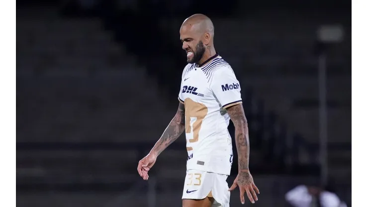 Ciudad de Mexico, 24 de agosto de 2022. Dani Alves en lamento, durante el partido de la jornada 16 del torneo Apertura 2022 de la Liga BBVA MX entre los Pumas de la UNAM y los Tigres de la UANL, celebrado en el Estadio Olímpico Universitario. Foto: Imago7/ Rafael Vadillo