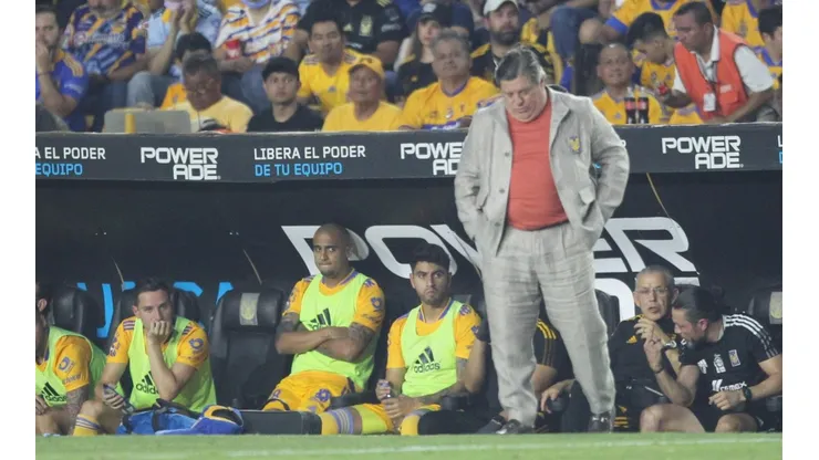 Miguel Herrera el día que hizo más cambios que los permitidos.