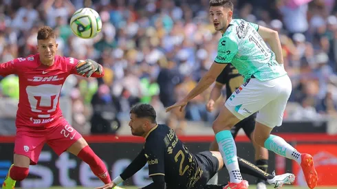 Di Yorio definió de taco para el 1-1 entre Pumas y León.