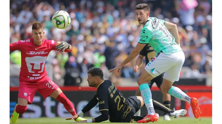 Di Yorio definió de taco para el 1-1 entre Pumas y León.