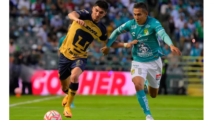 Gustavo del Prete, de Pumas, contra Iván Rodríguez, del León.