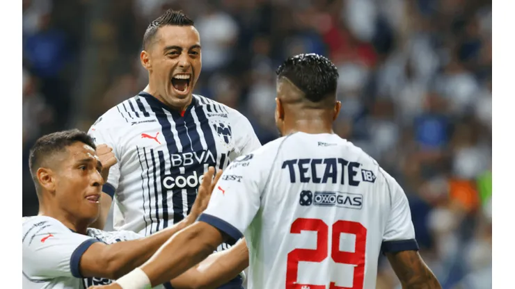 Rogelio Funes Mori celebra su tercer gol contra el Atlético de San Luis.