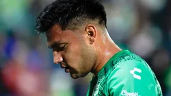 Mudo Aguirre, afuera de las canchas.