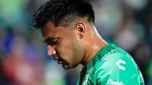 Mudo Aguirre, afuera de las canchas.