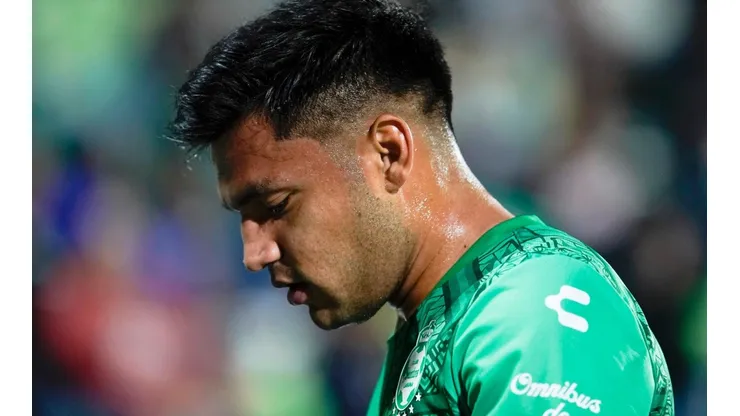 Mudo Aguirre, afuera de las canchas.