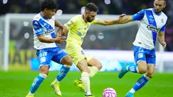 Miguel Layún, del América, frente a Maximiliano Araujo y Gastón Silva, del Puebla.