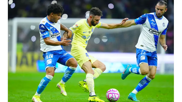 Miguel Layún, del América, frente a Maximiliano Araujo y Gastón Silva, del Puebla.