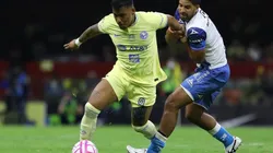 Roger Martínez, del América, contra Diego de Buen, del Puebla.