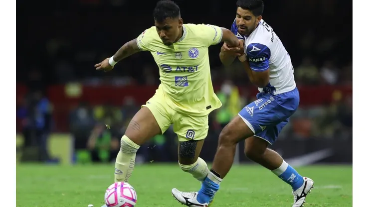 Roger Martínez, del América, contra Diego de Buen, del Puebla.