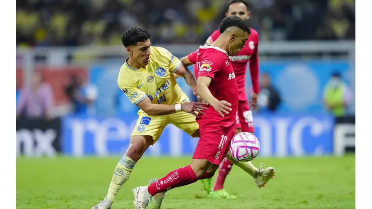 Alejandro Zendejas, del América, y Leonardo Fernández, del Toluca.