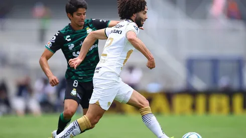 Carlos Orrantia, de Santos, y César Huerta, de Pumas.