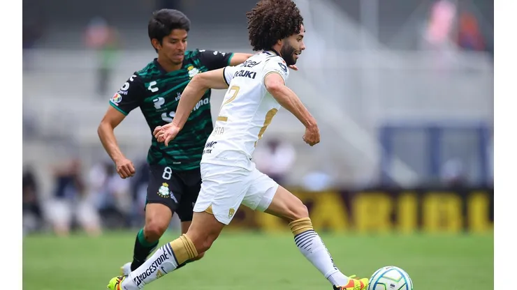 Carlos Orrantia, de Santos, y César Huerta, de Pumas.
