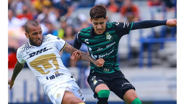 Pumas UNAM y Santos Laguna se enfrentan en un duelo clave.