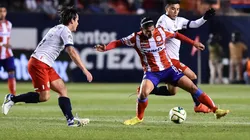 Ángel Zaldívar entre sus excompañeros de Chivas Fernando Beltrán y Fernando González.