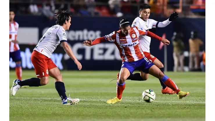 Ángel Zaldívar entre sus excompañeros de Chivas Fernando Beltrán y Fernando González.