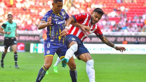Ricardo Chávez, del Atlético de San Luis, y Alexis Vega, del Guadalajara, en el Apertura 2022.