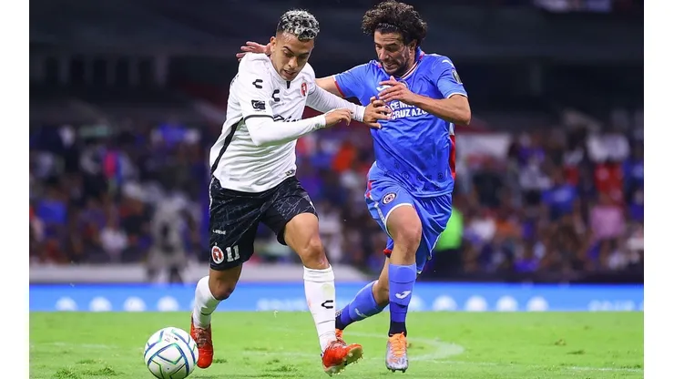 Duelo entre Lucas Rodríguez, de Tijuana, e Ignacio Rivero, de Cruz Azul, en el Apertura 2022.