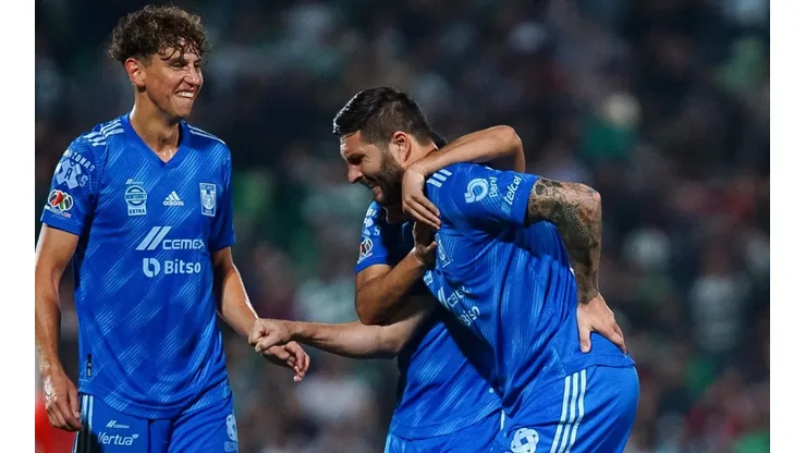 André-Pierre Gignac celebró su gol ante Santos simulando ser un anciano.