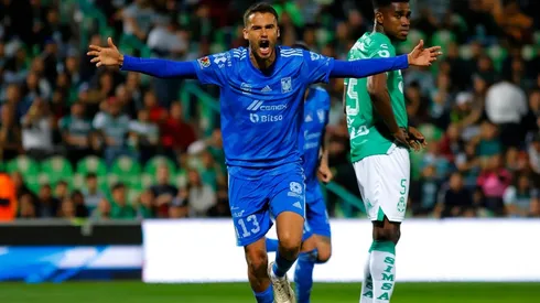 Diego Torres festeja gol de Tigres ante desconsuelo de Félix Torres.