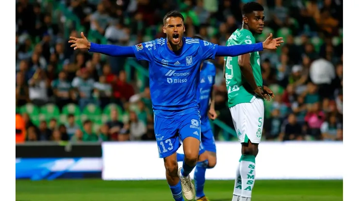 Diego Torres festeja gol de Tigres ante desconsuelo de Félix Torres.