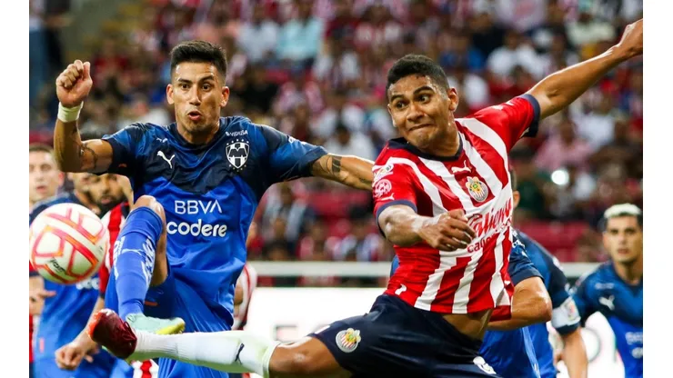 Maximiliano Meza de Monterrey y Gilberto Sepúlveda de Chivas en el torneo Apertura 2022.
