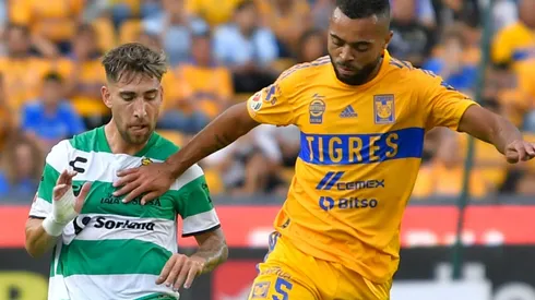 Santos Laguna y Tigres UANL se miden en un partido clave.