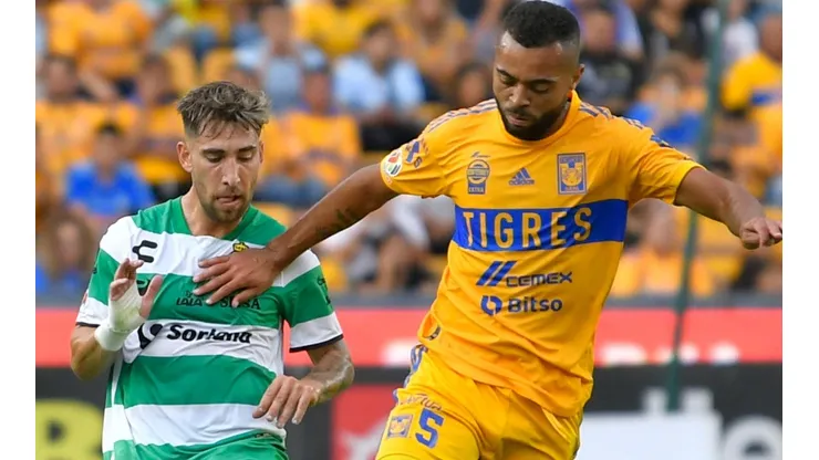 Santos Laguna y Tigres UANL se miden en un partido clave.
