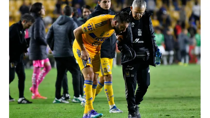 André-Pierre Gignac con nauseas después de recibir el balonazo en la cabeza.