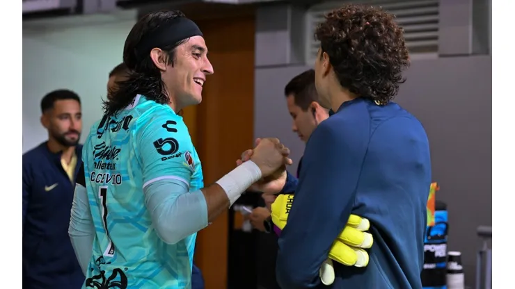 Carlos Acevedo y Guillermo Ochoa en el torneo Apertura 2022.
