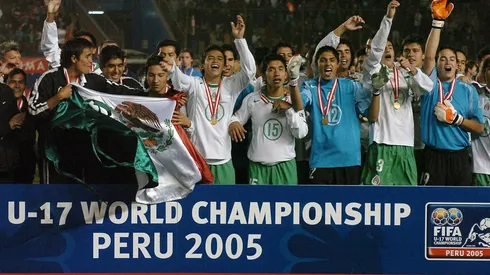 César Villaluz entre los campeones del mundo sub 17 de México en 2005.