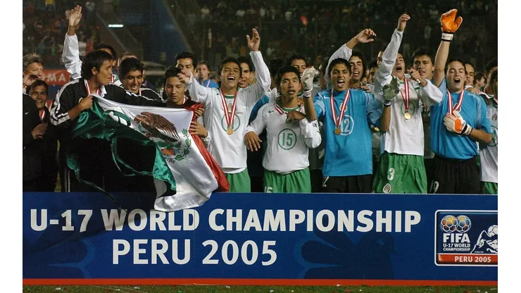 César Villaluz entre los campeones del mundo sub 17 de México en 2005.