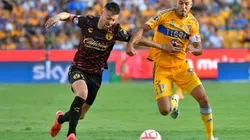 Nicolás Díaz, del Tijuana, en duelo con Guido Pizarro, de Tigres.