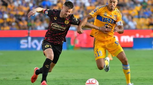 Nicolás Díaz, del Tijuana, en duelo con Guido Pizarro, de Tigres.