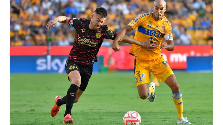 Nicolás Díaz, del Tijuana, en duelo con Guido Pizarro, de Tigres.
