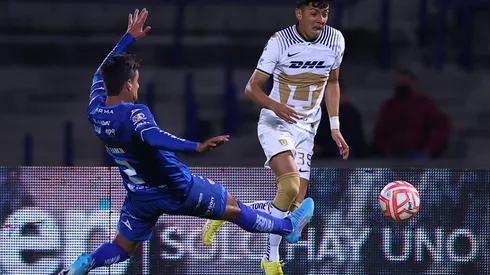 Josecarlos Van Rankin, de Necaxa, se va sobre Jorge Ruvalcaba, de Pumas.