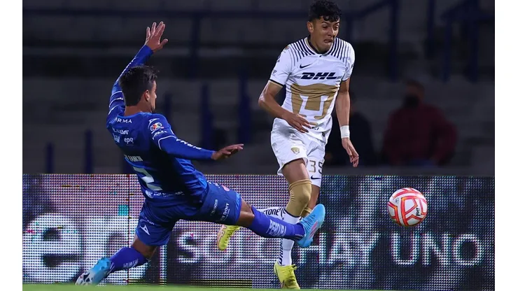 Josecarlos Van Rankin, de Necaxa, se va sobre Jorge Ruvalcaba, de Pumas.