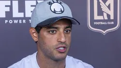 Carlos Vela en una conferencia de prensa con LAFC en la MLS.