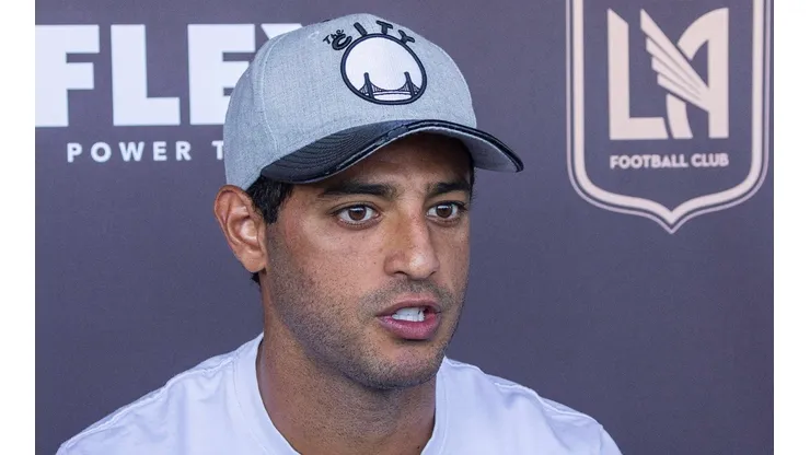 Carlos Vela en una conferencia de prensa con LAFC en la MLS.