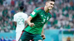 César Montes en el partido México contra Arabia en la Copa del Mundo Qatar 2022.