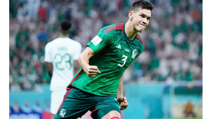 César Montes en el partido México contra Arabia en la Copa del Mundo Qatar 2022.