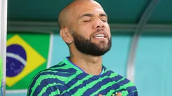 Dani Alves durante la ceremonia de himnos del partido Brasil contra Suiza.