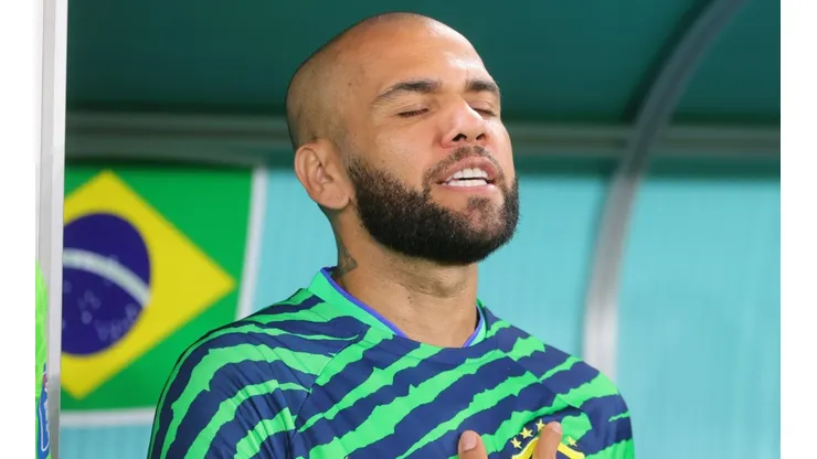 Dani Alves durante la ceremonia de himnos del partido Brasil contra Suiza.