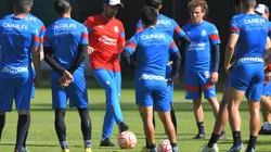 Veljko Paunovic en la pretemporada con los jugadores de Chivas.