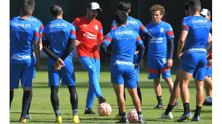 Veljko Paunovic en la pretemporada con los jugadores de Chivas.