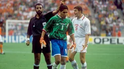 Jorge Campos con el jersey de la selección mexicana como uniforme de portero en Francia 1998.
