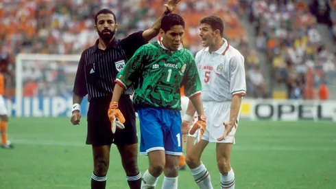 Jorge Campos con el jersey de la selección mexicana como uniforme de portero en Francia 1998.