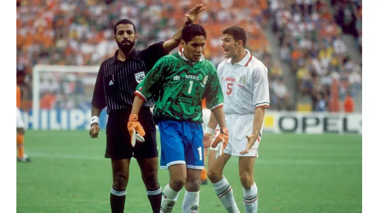 Jorge Campos con el jersey de la selección mexicana como uniforme de portero en Francia 1998.