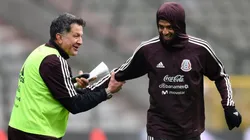 Juan Carlos Osorio y Carlos Vela en una gira de la selección mexicana por Europa.